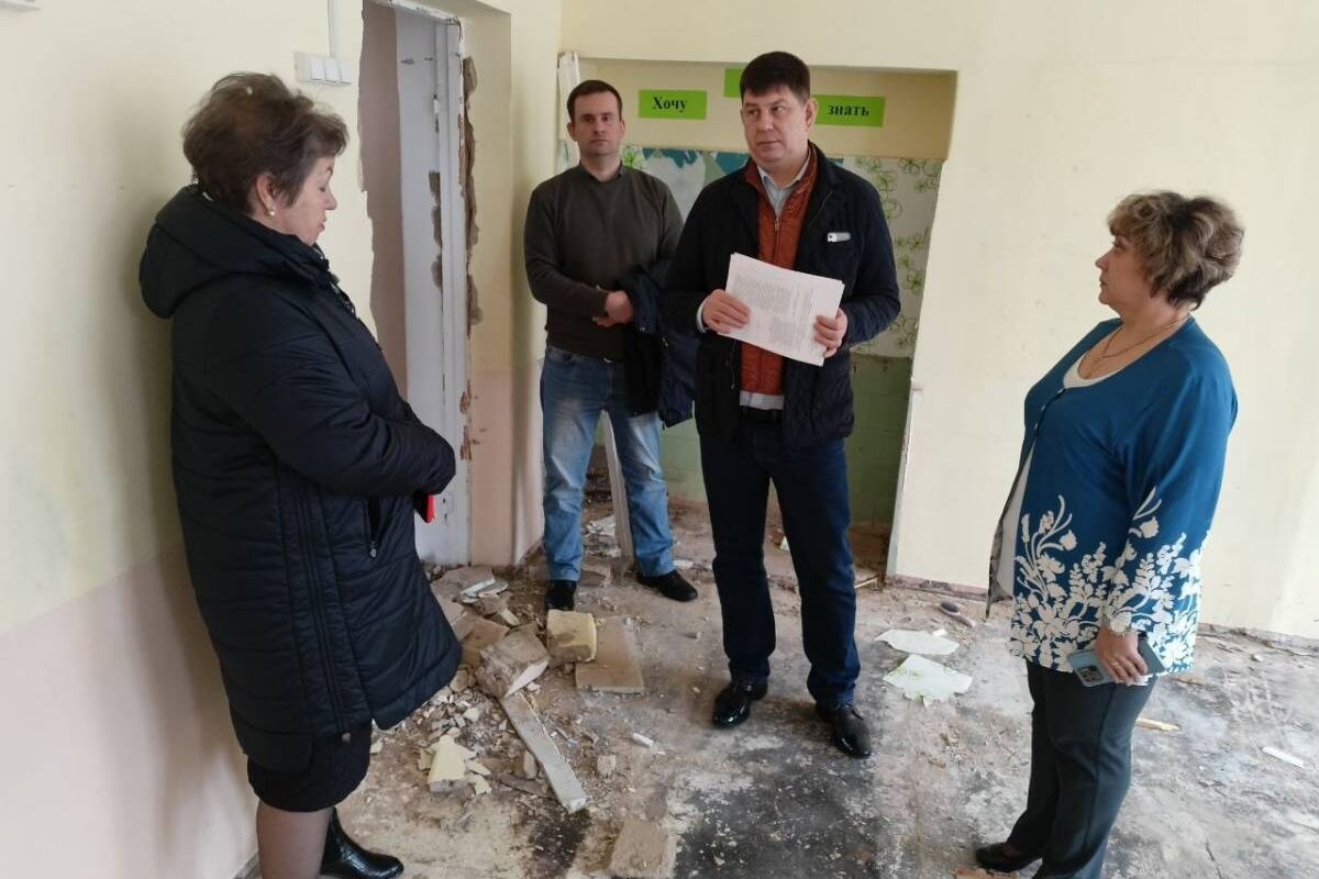 Партийный десант оценил ход капитального ремонта Кохомской коррекционной школы в Ивановской области